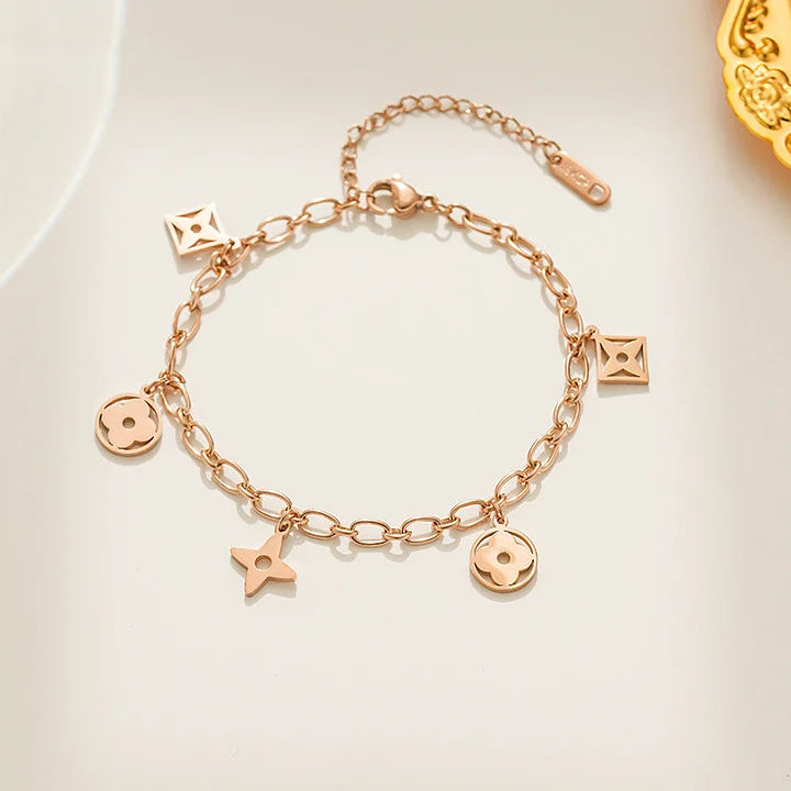Rosé armbandje met bedeltjes