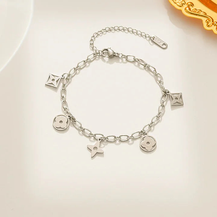 Zilveren armbandje met bedeltjes