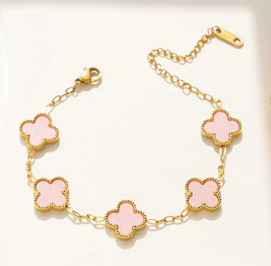 Armbandje goud met roze bloem